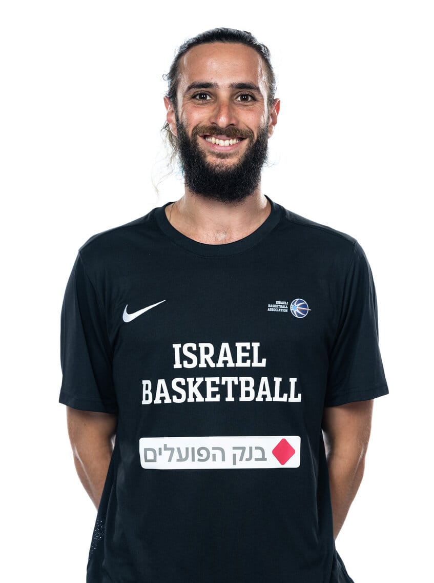אסף זהר, מאמן כדורסל, מחייך למצלמה